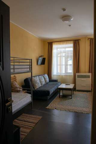 Гостиница Yellow Hotel Санкт-Петербург 5-местная комната семейная-3