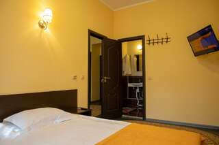 Гостиница Yellow Hotel Санкт-Петербург 2-комнатная комната полулюкс с 2 двуспальными кроватями-4