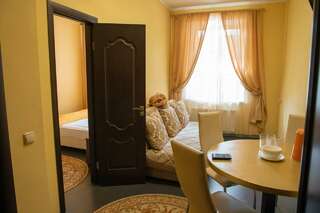 Гостиница Yellow Hotel Санкт-Петербург 2-комнатная комната полулюкс с 2 двуспальными кроватями-5
