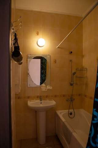 Гостиница Yellow Hotel Санкт-Петербург 3-местная комната стандарт-4