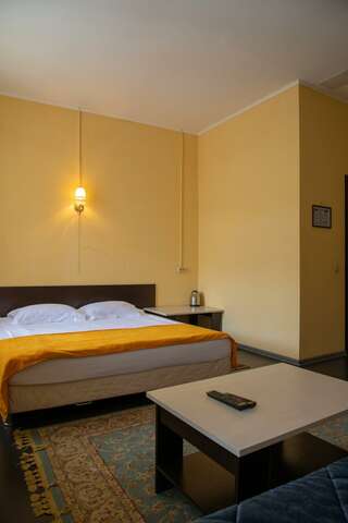 Гостиница Yellow Hotel Санкт-Петербург 5-местная комната семейная-5